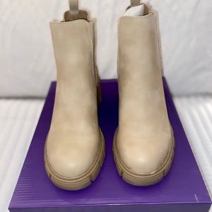 Madden Girl Havenn Chelsea Boot Sz 8